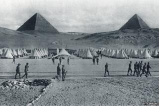 Австралийские войска расположились лагерем перед пирамидами в Египте во время Первой мировой войны. Из иллюстрированных военных новостей 1915 года