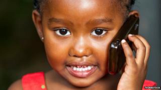 Молодая африканская девушка разговаривает по мобильному