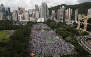 Десятки тысяч жителей присоединились к ежегодной акции протеста за демократию в Гонконге во вторник, 1 июля 2014 года.