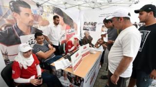 Tunisians wait to register on 23 June 2014 in the capital Tunis