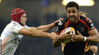 Richard Fussell (Gweilch) yn ceisio taclo Taulupe Faletau (Dreigiau)