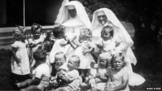 Дочь Мари Стид и других детей с монахинями в доме Бессборо (фото любезно предоставлено Мари Стидом)
