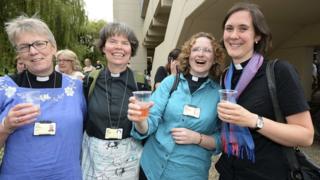 Празднование женского духовенства после генерального синода CofE позволило женщинам епископам. Тот, что на правах - Преподобный Кат Кэмпион-Спалл