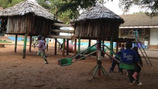 Дети играют на улице в Nyumbani Детский дом в Кении
