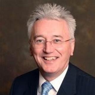 Geraint James yw Pennaeth Gwasanaethau Addysg y cyngor ar hyn o bryd