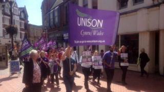 Aelodau undeb Unsain yn protestio yn Wrecsam ar 10 Mehefin