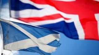 Шотландские и британские флаги
