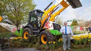 Mr Esmor Davies a'r JCB