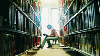 Студент в библиотеке