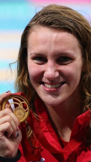 Jazz Carlin a'i medal aur