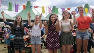 Pobl ifanc ar y Maes