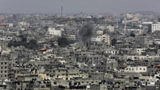 Mwg dros ddinas Gaza yn y Dwyrain Canol