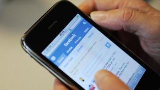 Person yn defnyddio Facebook