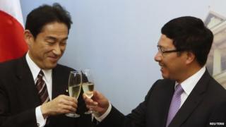 Japan's Foreign Minister Fumio Kishida (left) and his Vietnamese counterpart Pham Binh Minh raise a toast after a signing ceremony at the Government Guesthouse in Hanoi on 1 August 2014
