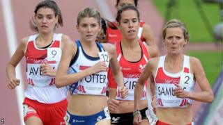 Bydd Elinor Kirk (ail o'r dde) yn gobeithio gwella ar ei nawfed safle yn y 10,000m wrth redeg yn y 5,000m