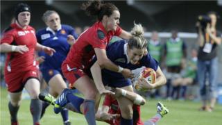 Mewnwr Cymru Amy Day yn taclo cefnwr Ffrainc Caroline Ladagnous