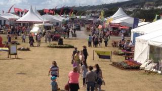 Yr haul yn tywynnu yn Llanelli