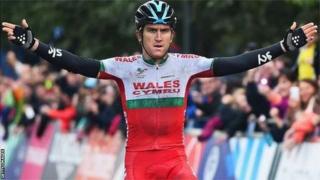 Geraint Thomas yn dathlu'r aur
