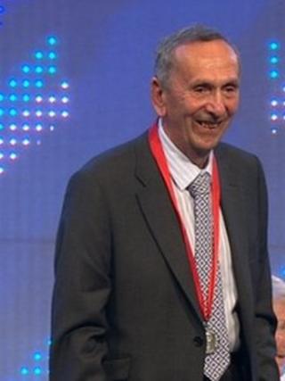 Alun Jones yn derbyn Medal Goffa TH Parry Williams 2014