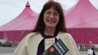 Lleucu Robert, enillydd Gwobr Goffa Daniel Owen 2014