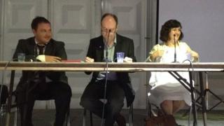 O'r chwith i'r dde: Calum Higgins, Cefin Campbell, Heather Lewis