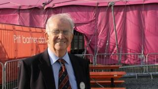 Syr John Meurig Thomas ar y Maes