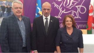 (Ch-dde) Carwyn Jones. Llywodraethwr Chubut Martin Buzzi, a llysgennad yr Ariannin Alicia Castro, yn yr Eisteddfod