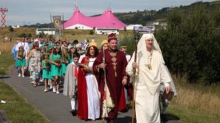 Tywydd braf wrth orymdeithio i Gylch yr Orsedd fore Gwener