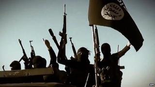 Снимок, полученный с пропагандистского видео, опубликованного 17 марта 2014 года Исламским Государством Ирак и «Левант» (ИГИЛ, ИГИЛ) аль-Фуркан-медиа, показывает боевиков (боевиков), поднимающих свое оружие в провинции Анбар.