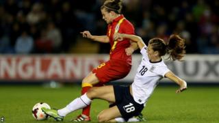 Jill Scott o Loegr yn taclo Hayley Ladd o Gymru