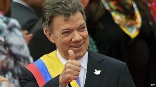 Президент Колумбии Хуан Мануэль Сантос поднимает большой палец 7 августа 2014 года в Боготе, Колумбия.