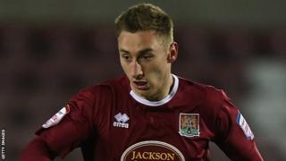 Louis Moult sgoriwr Wrecsam