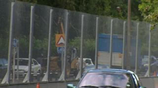 Ffens diogelwch yng nghanol Caerdydd
