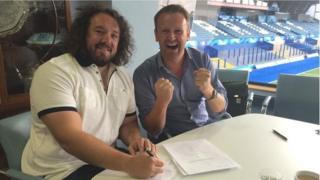 Adam Jones yn arwyddo i'r Gleision