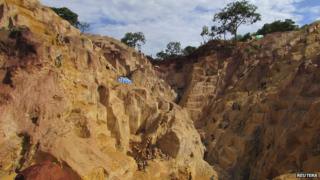 Miners work at the Ndassima gold mine in the Central African Republic (22 May 2014)
