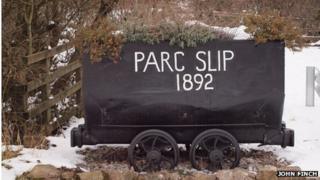 Mae'r tram yma i'w weld ym Mharc Slip sydd bellach yn warchodfa natur