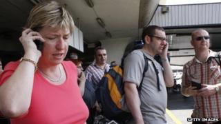 passengers on phones before flighty