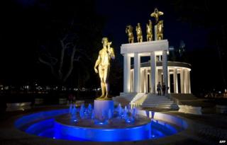 Золотая статуя ночью