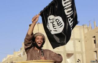 Воинствующий исламский боец ??принимает участие в параде ИГИЛ в восточном сирийском городе Ракка 30 июня 2014 года