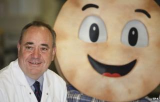 Alex Salmond next to a giant Killie Pie