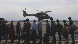 Туристы, которых армия спасла из затопленных районов, ожидают перевозки в Джамму на авиабазе в Сринагаре, Индия, понедельник, 8 сентября 2014 г.