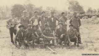Автор, Нгуен Тхань Нхан, (второй слева на коленях) на вьетнамской военной базе в Камбодже, 1985