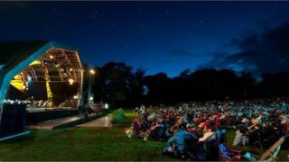 Mae disgwyl cannoedd o bobl i ddod i gyngerdd Proms in the Park ym Mharc Singleton