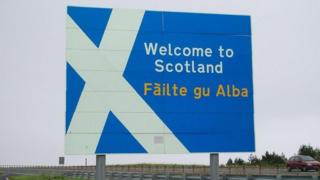 Arwydd 'Croeso i'r Alban'