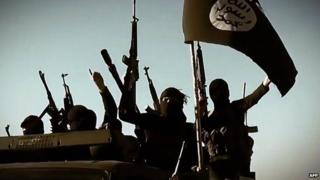 Боевики ИГ поднимают оружие в провинции Анбар, Ирак - недатированное изображение из пропагандистского видео