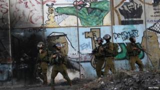 Israeli soldiers patrol near the Qalandia checkpoint in the West Bank (13 August 2014)