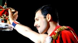 Pa un o gantorion Cymru sy'n fodlon etifeddu coron Freddie Mercury?