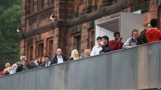 Pleidleisio yn Glasgow ddydd Iau
