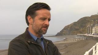 Richard Harrington, DCI Mathias yn Y Gwyll