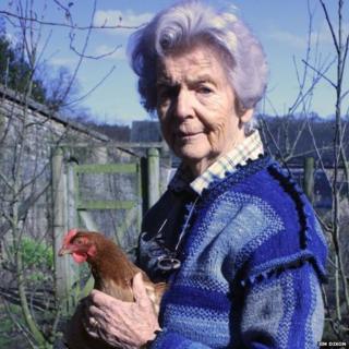 Obituary Dowager Duchess Of Devonshire BBC News    77771432 77771431 